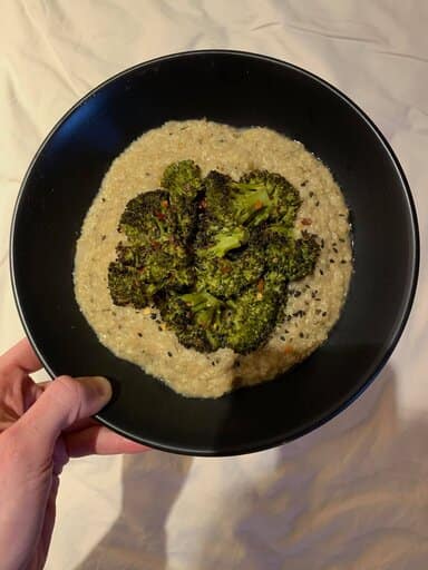 Kvinota z brokolijem in belim fižolom